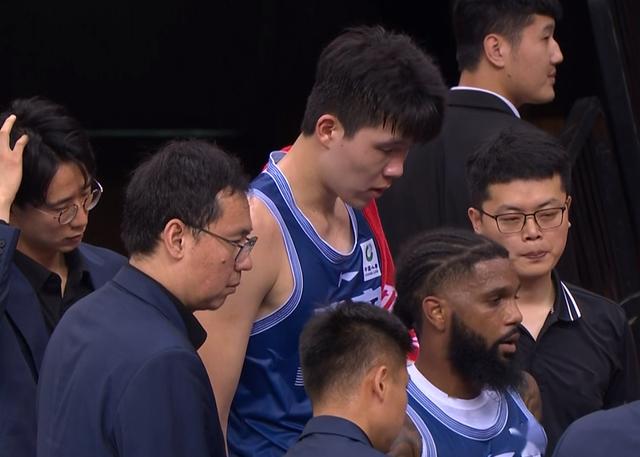 关于特定CBA球队爆发内部纷争，成员情绪失控的信息