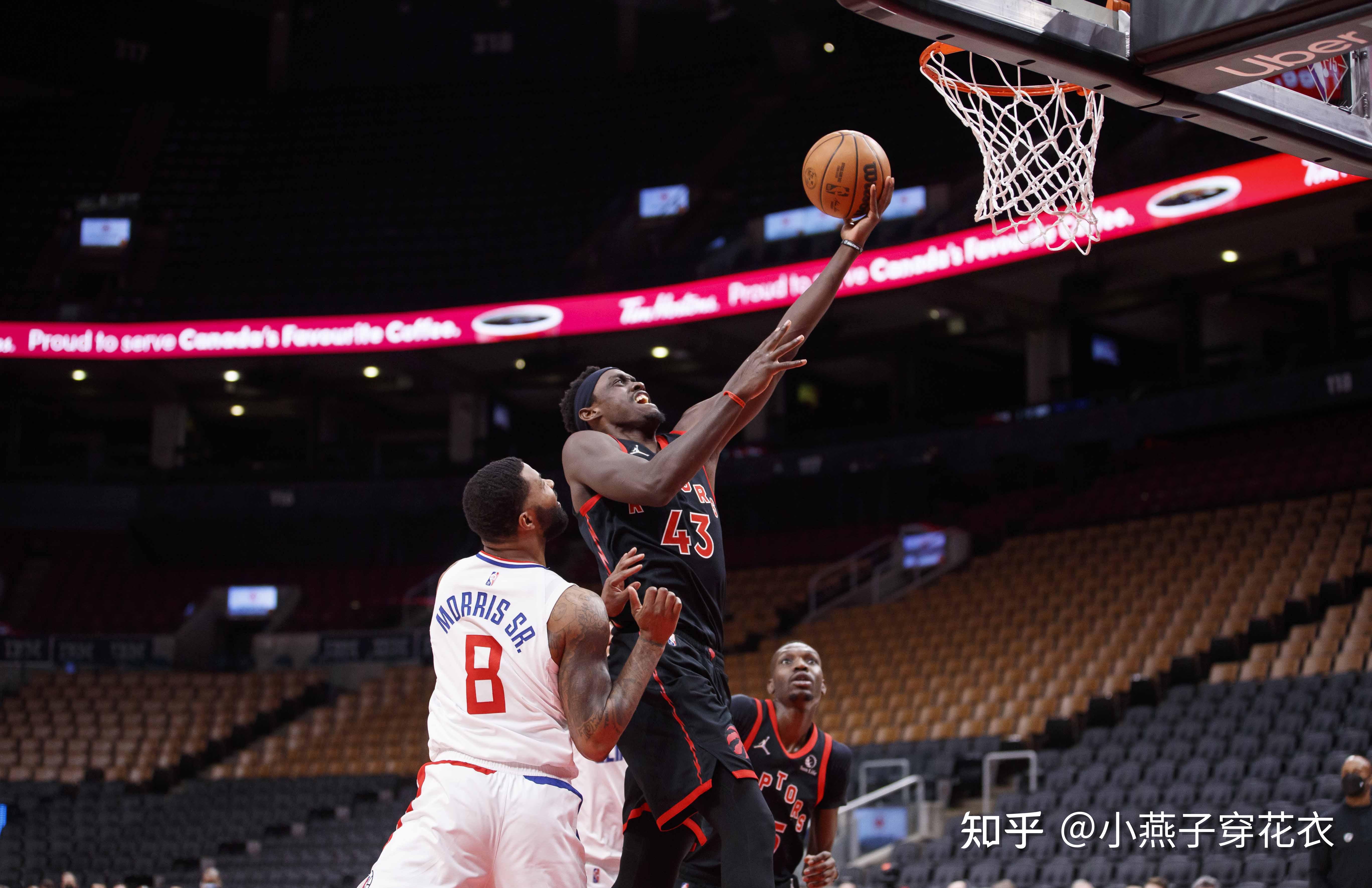 青岛队完胜快船，范弗利特点燃赛场