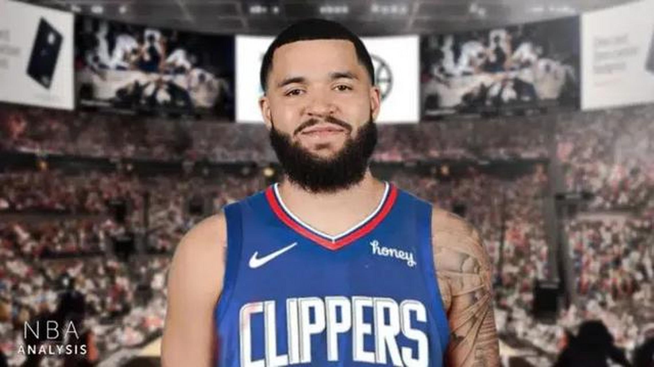 青岛队完胜快船，范弗利特点燃赛场