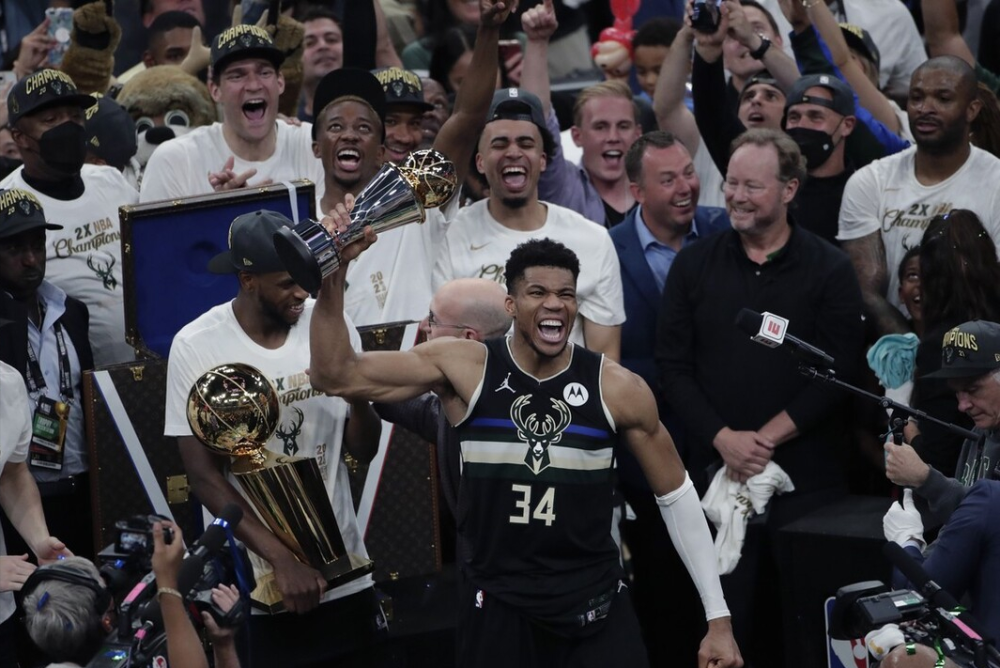 雄鹿碾压雷霆,周琦统治全场 雄鹿碾压雷霆,周琦统治全场