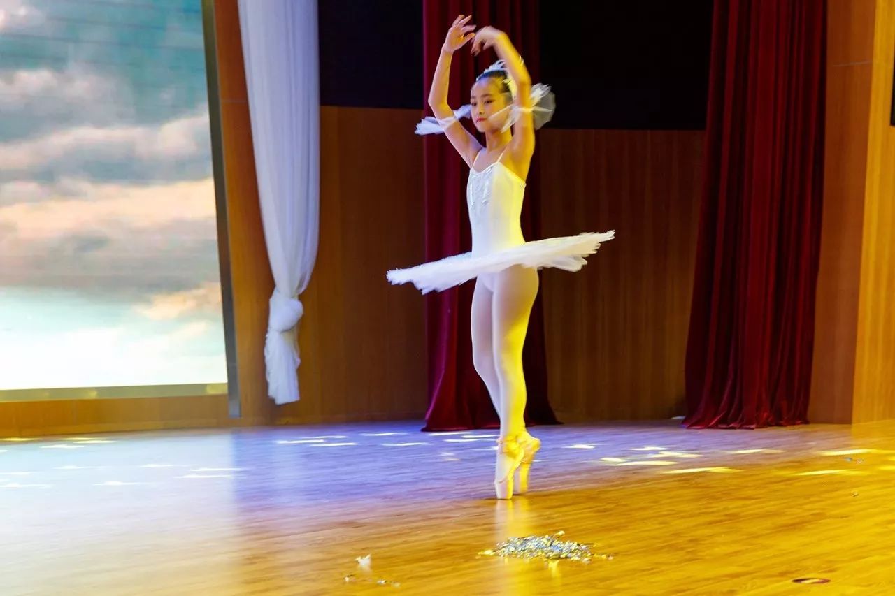 法国游泳天团惊艳亮相，才艺出众