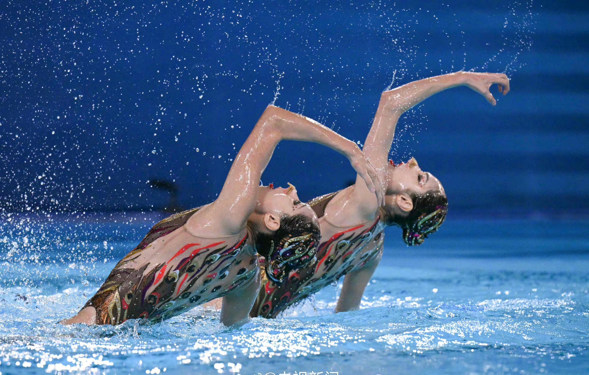 法国游泳天团惊艳亮相，才艺出众